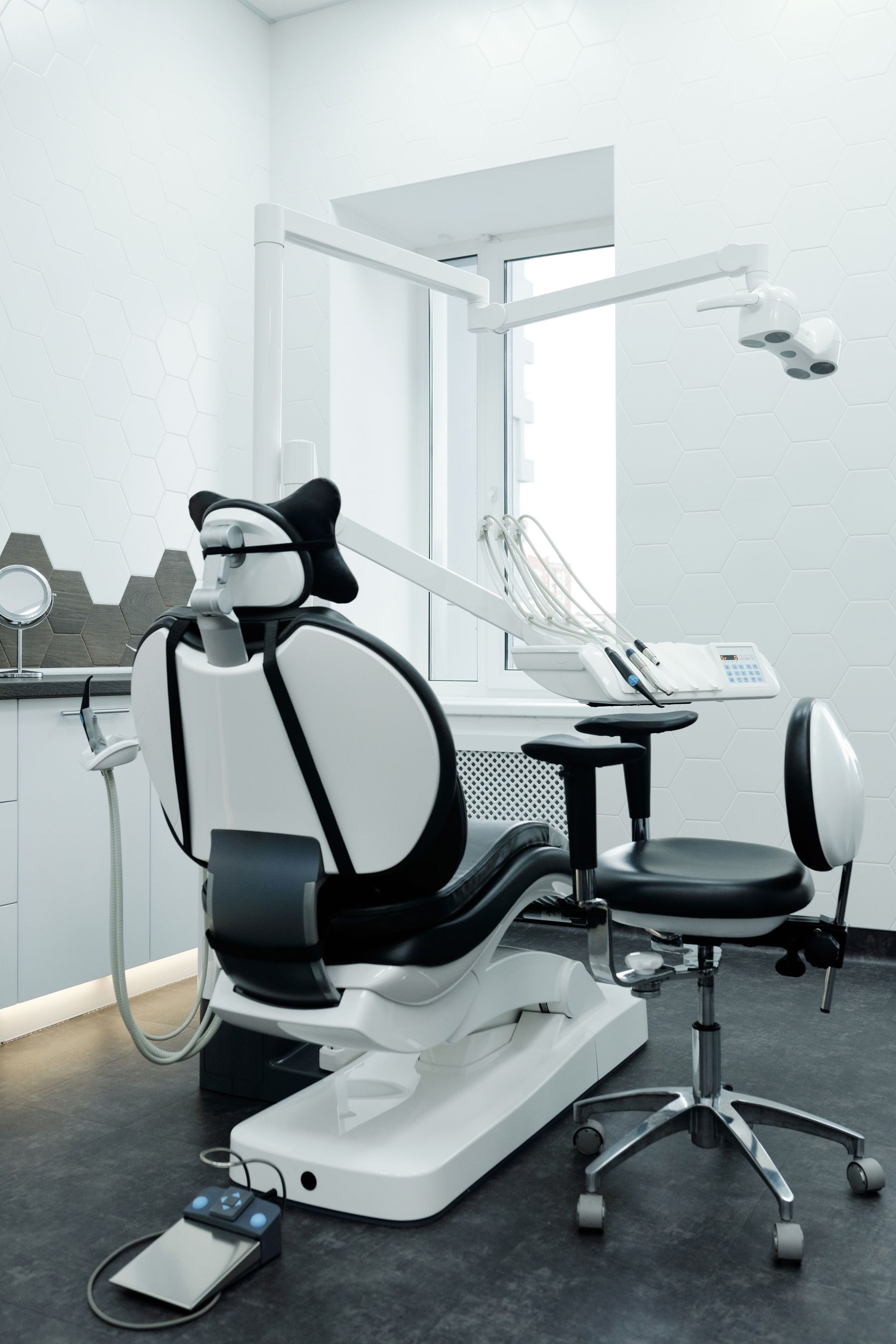 Lyst behandlingsrom med moderne tannlegestol